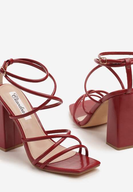 Bordowo-Czerwone Sandały na Słupku Ozdobione Kwadratowym Noskiem Nilusca