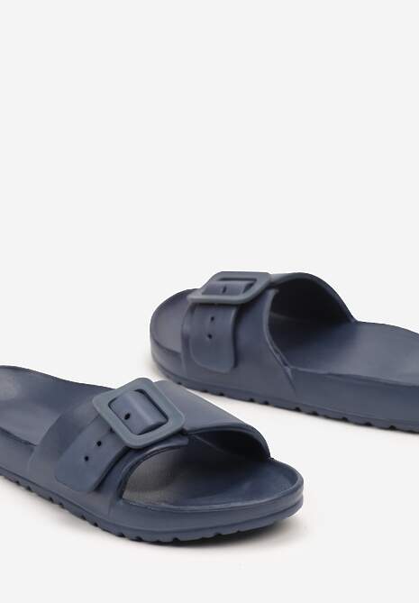 Granatowe Klapki z Pianki na Płaskiej Podeszwie Ozdobione Klamrą Nelmarie