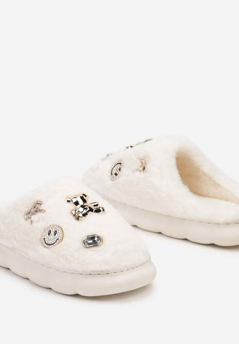 Białe Kapcie na Płaskiej Podeszwie z Metalicznymi Aplikacjami i Futerkiem Nirissa