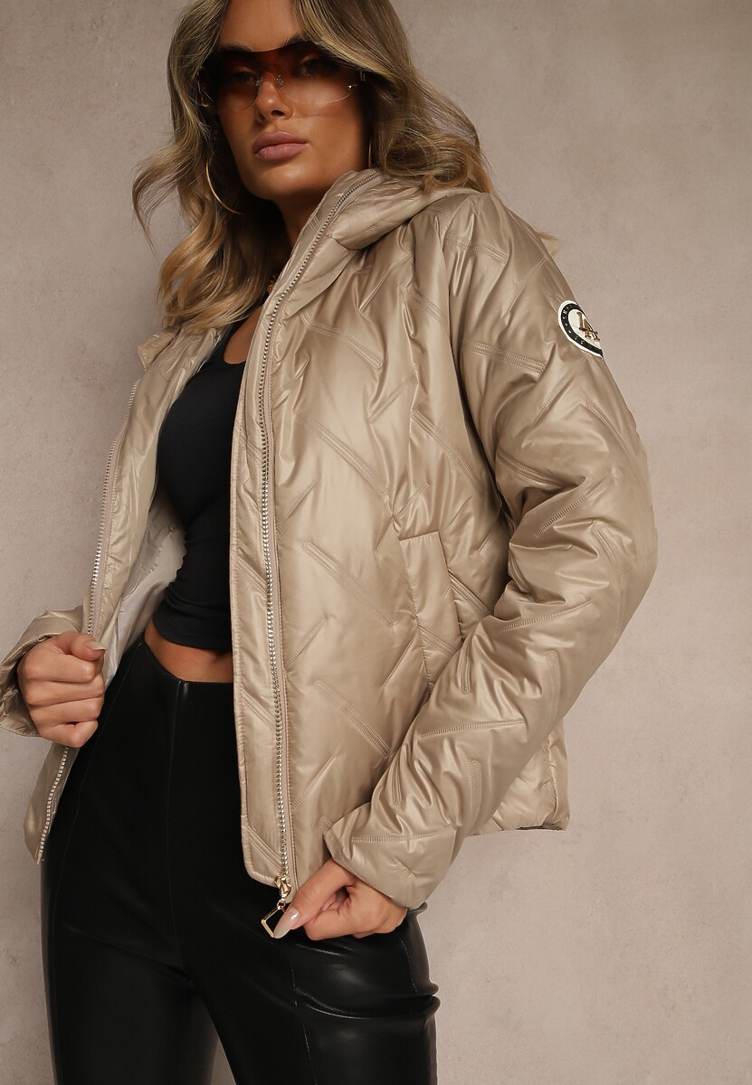 Ciemnobeżowa Kurtka z Kapturem Pikowaniem i Naszywką Rilamea