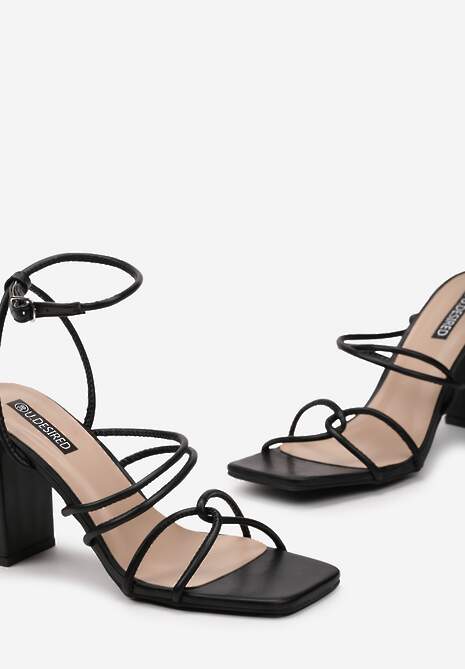 Czarne Sandały na Wysokim Słupku z Cienkimi Paseczkami Nardiaca