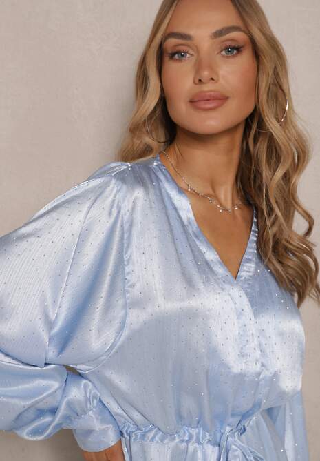 Niebieska Koszulowa Sukienka z Satyny Ozdobiona Cyrkoniami i Paskiem Miledis