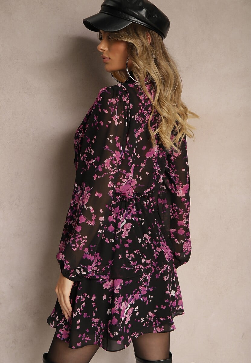 Czarno-Fioletowa Sukienka o Rozkloszowanym Kroju w Kwiaty z Gumką w Pasie Ozdobiona Falbankami Zinilita
