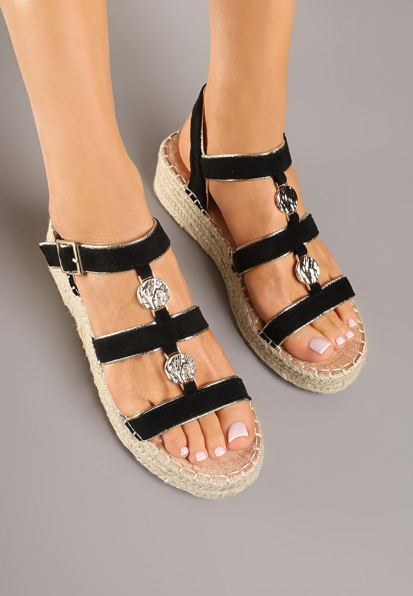 Czarne Sandały z Metalowymi Ozdobami i Plecionką na Podeszwie Karauri
