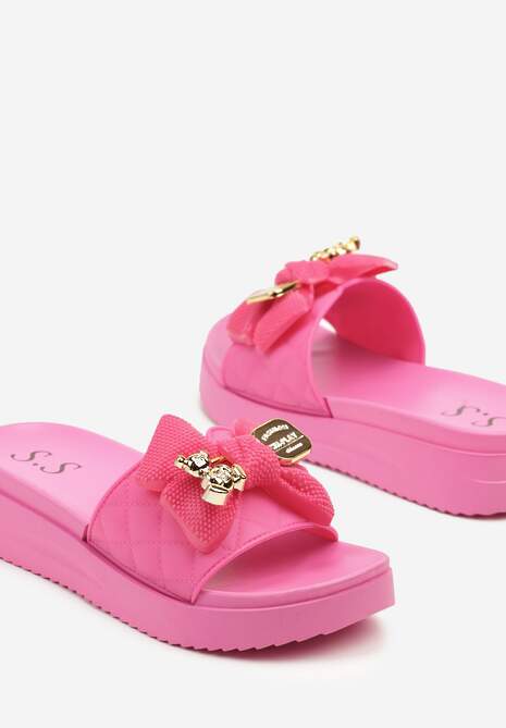 Fuksjowe Klapki na Platformie Ozdobione Pikowaniem Aplikacjami i Kokardą Evelseli