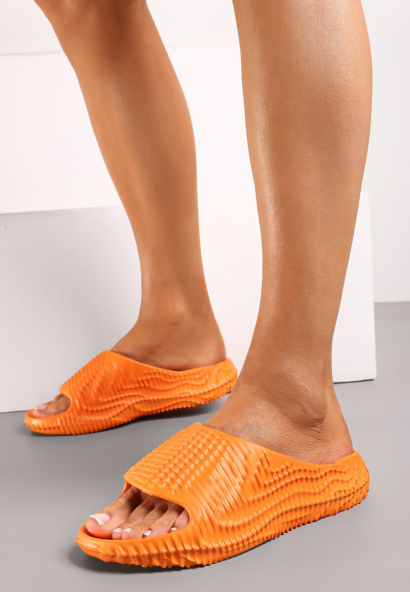Pomarańczowe Klapki z lekkiej Pianki Ozdobione Wypukłym Tłoczeniem Konsia