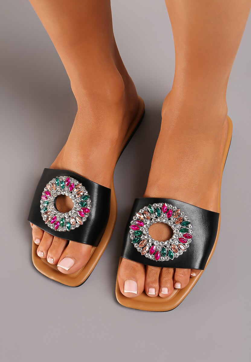 Czarne Klapki Ozdobione Okrągłą Blaszką z Kolorowymi Cyrkoniami Sidraka