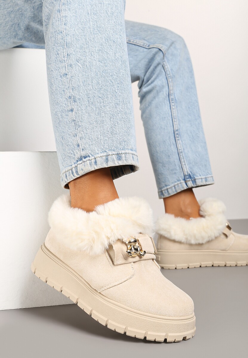 Czarne Śniegowce na Platformie Ozdobione Aplikacją 3D i Futrem Cediona