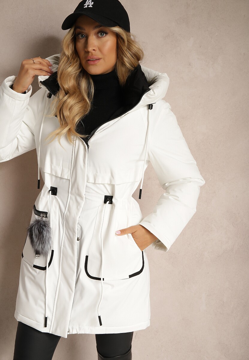 Biała Kurtka Parka ze Ściągaczami w Talii i Kapturem Zdobiona Zawieszką Zeriena