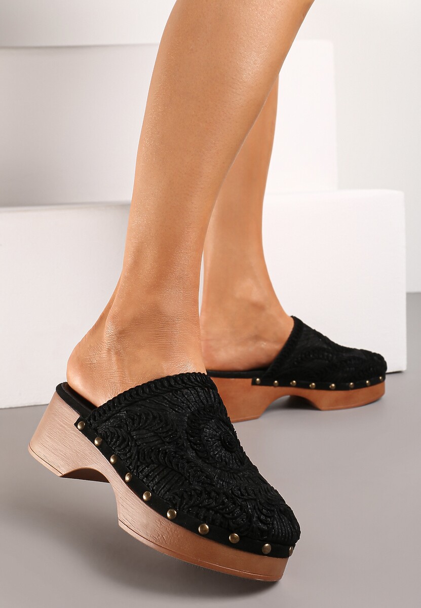Czarne Klapki Chodaki Ozdobione Plecionką i Nitami na Grubej Podeszwie Riorella
