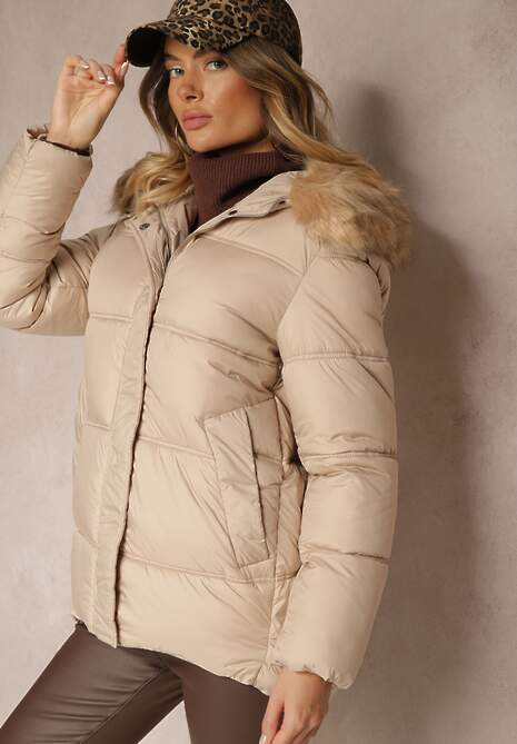 Jasnobeżowa Zimowa Kurtka z Pikowanymi Przeszyciami Kieszeniami i Kapturem z Odpinanym Futrem Ililda