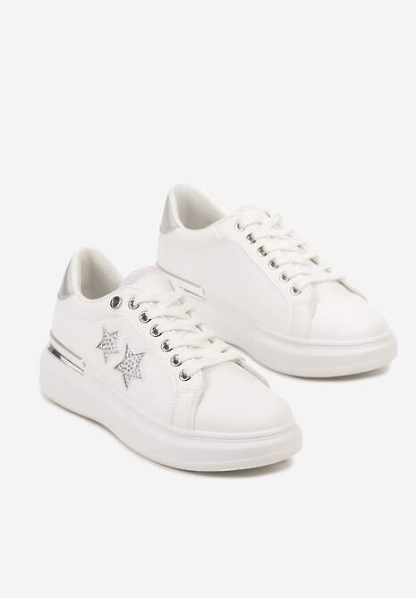 Białe Sneakersy na Płaskiej Podeszwie Ozdobione Metalicznymi Elementami i Wstawkami Kalelia