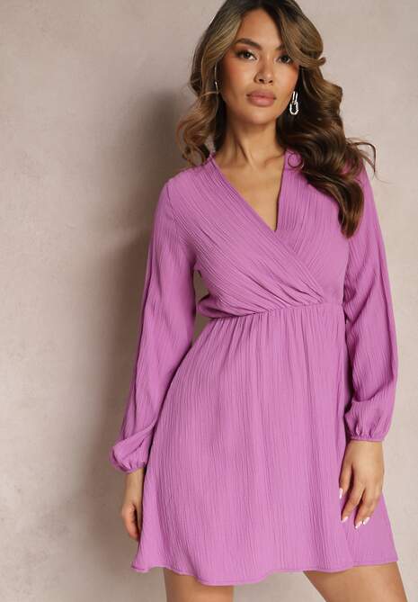 Fioletowa Sukienka Mini z Cienkimi Plisami Gumką w Talii i Kopertowym Dekoltem Lizina