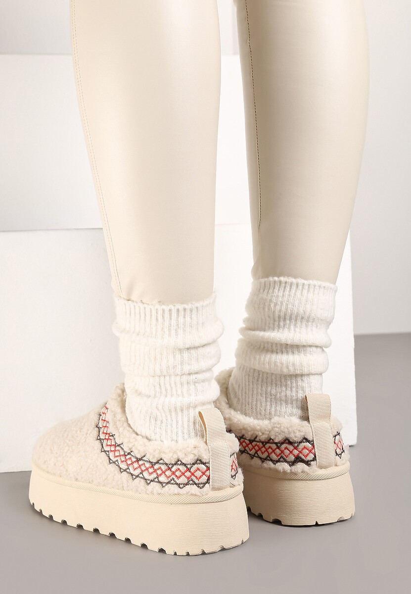 Beżowe Śniegowce na Platformie z Niską Cholewką i Haftem Zinnorea