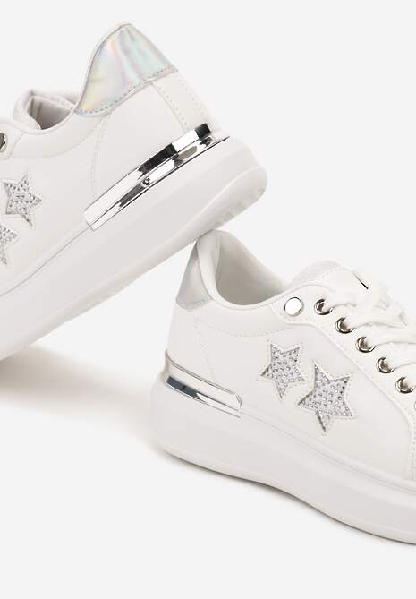 Białe Sneakersy na Płaskiej Podeszwie Ozdobione Metalicznymi Elementami i Wstawkami Kalelia
