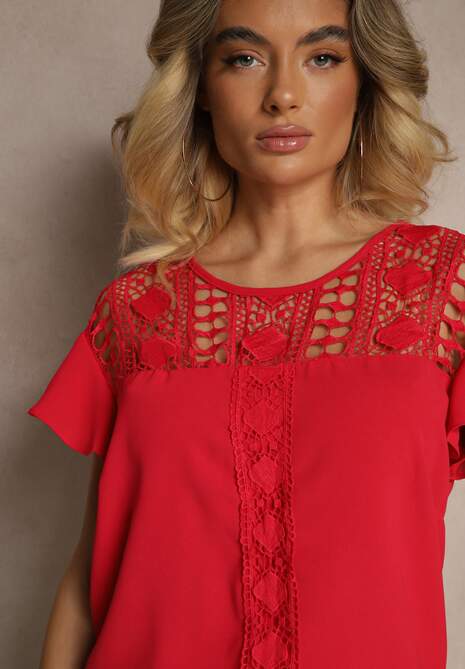 Czerwona Bluzka z Falbankami Wokół Ramion i Ażurową Koronką Przy Dekolcie Dastisa