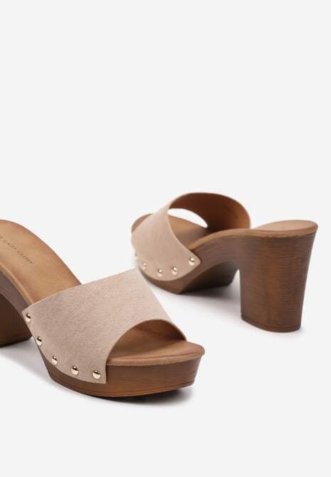 Ciemnobeżowe Klapki Typu Drewniaki z Szerokim Paskiem z Nitami i Słupkiem Moallba