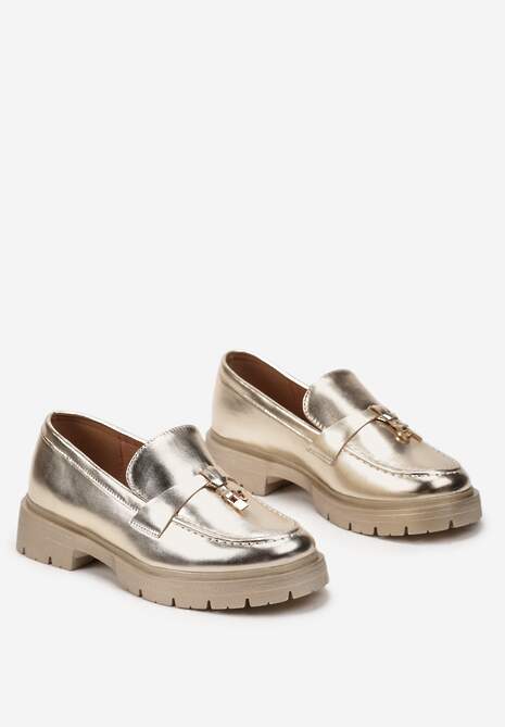 Złote Mokasyny Ozdobione Metaliczną Aplikacją na Cholewce z Ekozamszu Fawna