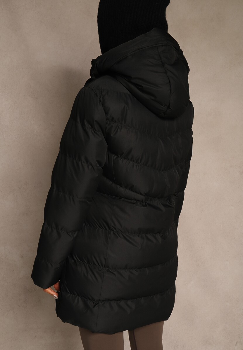 Czarna Kurtka Pikowana o Długim Kroju z Kapturem i Suwakiem Dwukierunkowym Naomira