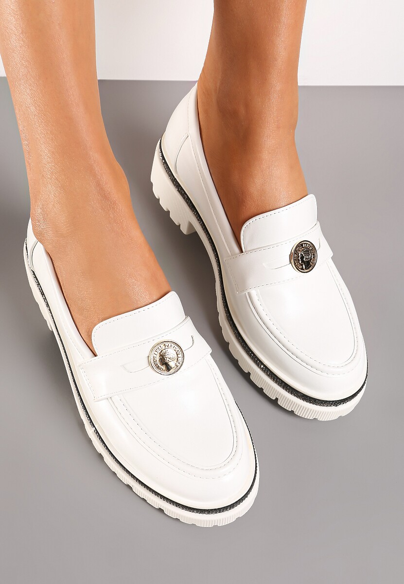 Białe Mokasyny z Cekinami wokół Podeszwy i Złotą Klamrą Elorasia