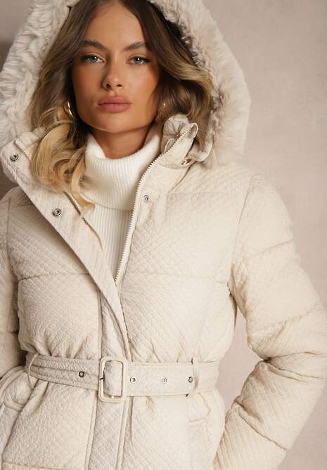 Biała Kurtka z Pikowanymi Przeszyciami i Kapturem Zdobiona Tłoczeniami i Paskiem Ediara