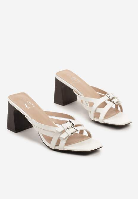 Białe Klapki na Słupku Ozdobione Klamrami i Paskami Yasfia