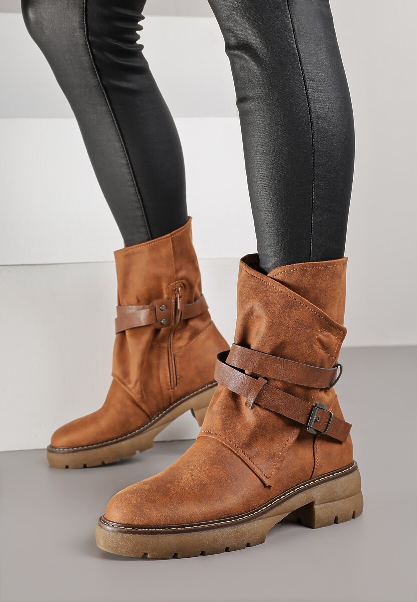 Brązowe Botki z Nieregularną Cholewką Zdobioną Paskami i Sprzączkami Zinbelle