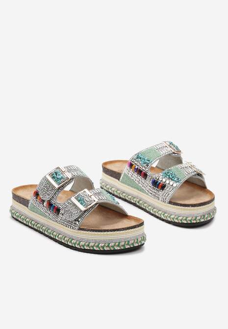 Zielone Klapki w Stylu Boho na Plecionej Platformie Wykończone Sprzączką i Cyrkoniami Antella