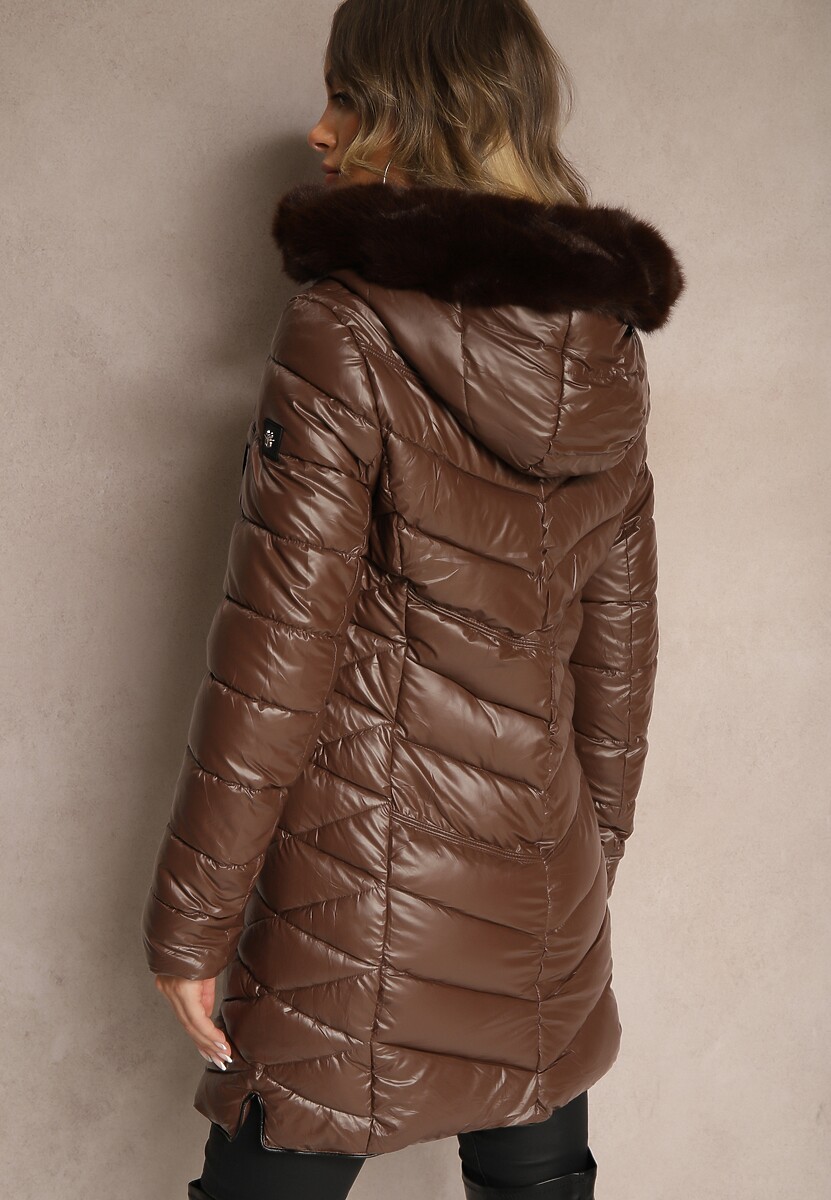 Brązowa Pikowana Kurtka z Kapturem Zdobionym Odpinanym Futerkiem Tinetisa