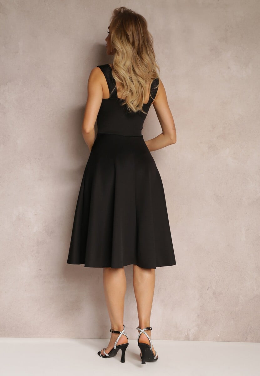 Czarna Sukienka Midi na Szerokich Ramiączkach z Rozkloszowanym Dołem Kiratta