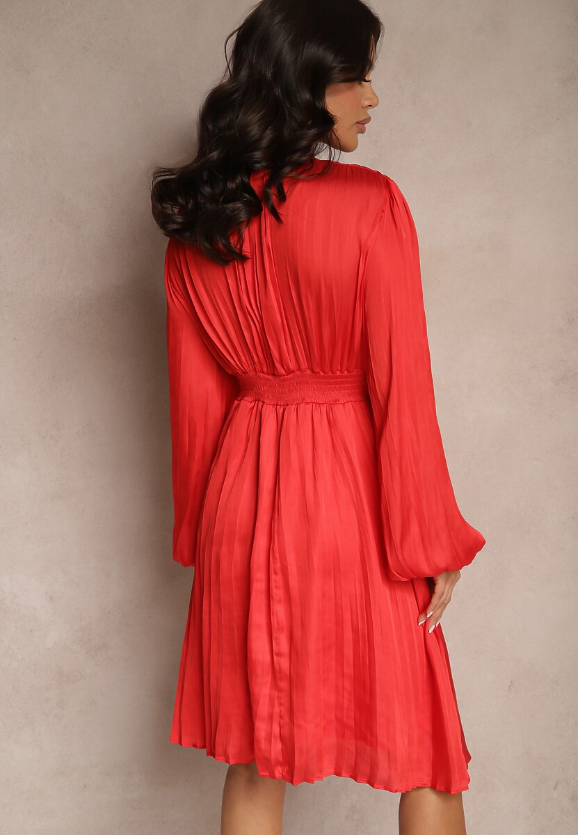 Czerwona Sukienka o Rozkloszowanym Kroju z Plisami i Marszczeniem Alaretia