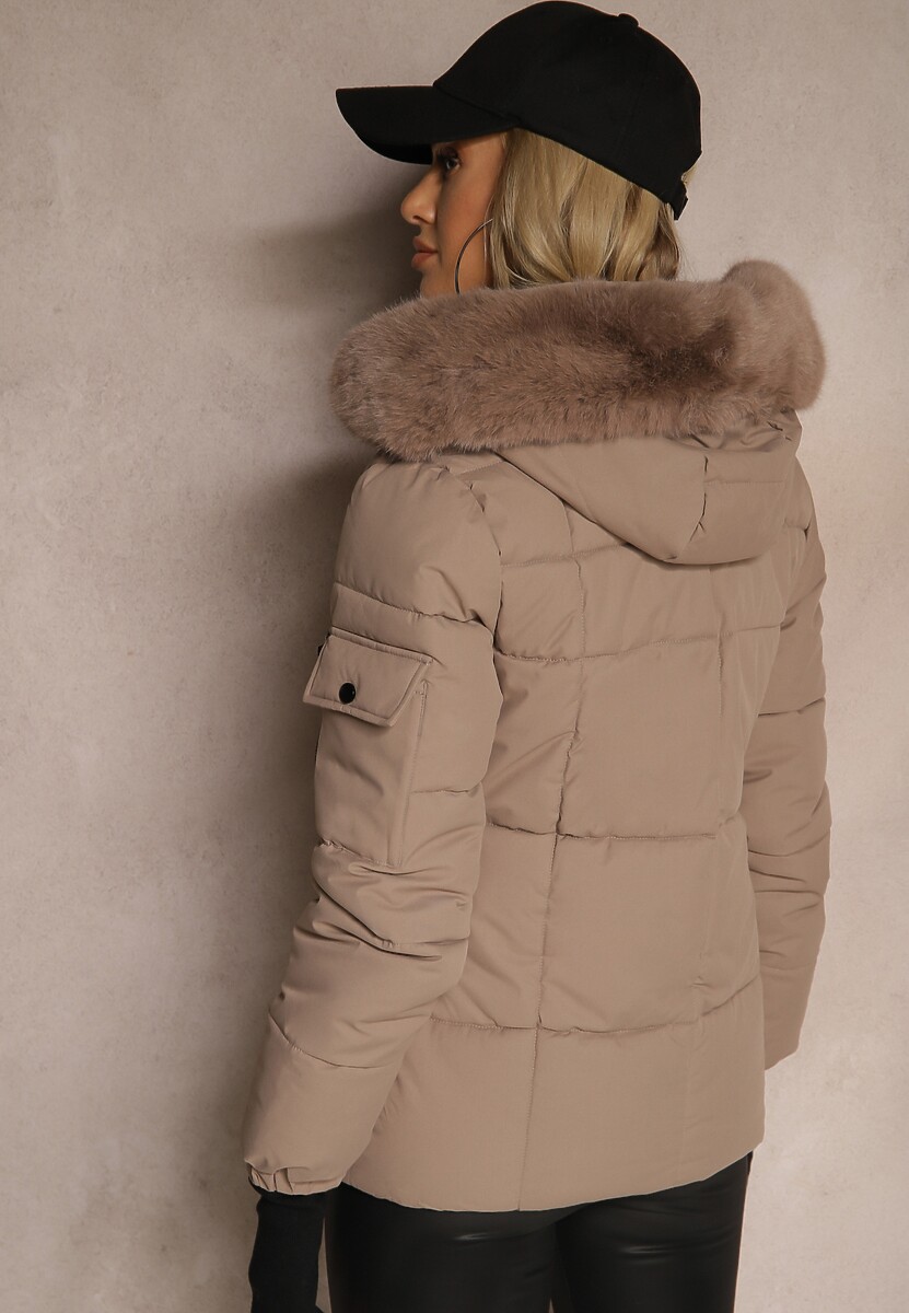 Ciemnobeżowa Kurtka z Pikowanym Przeszyciem i Odpinanym Kapturem z Futrem i Długimi Mankietami Zinitha