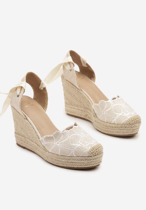 Beżowe Sandały na Koturnie z Plecionki z Haftem i Ozdobnym Wiązaniem Mevolina