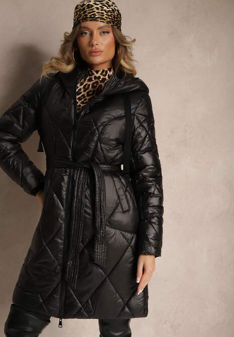 Czarna Długa Kurtka o Pikowanym Wykończeniu Wiązana w Talii z Kapturem Parinka