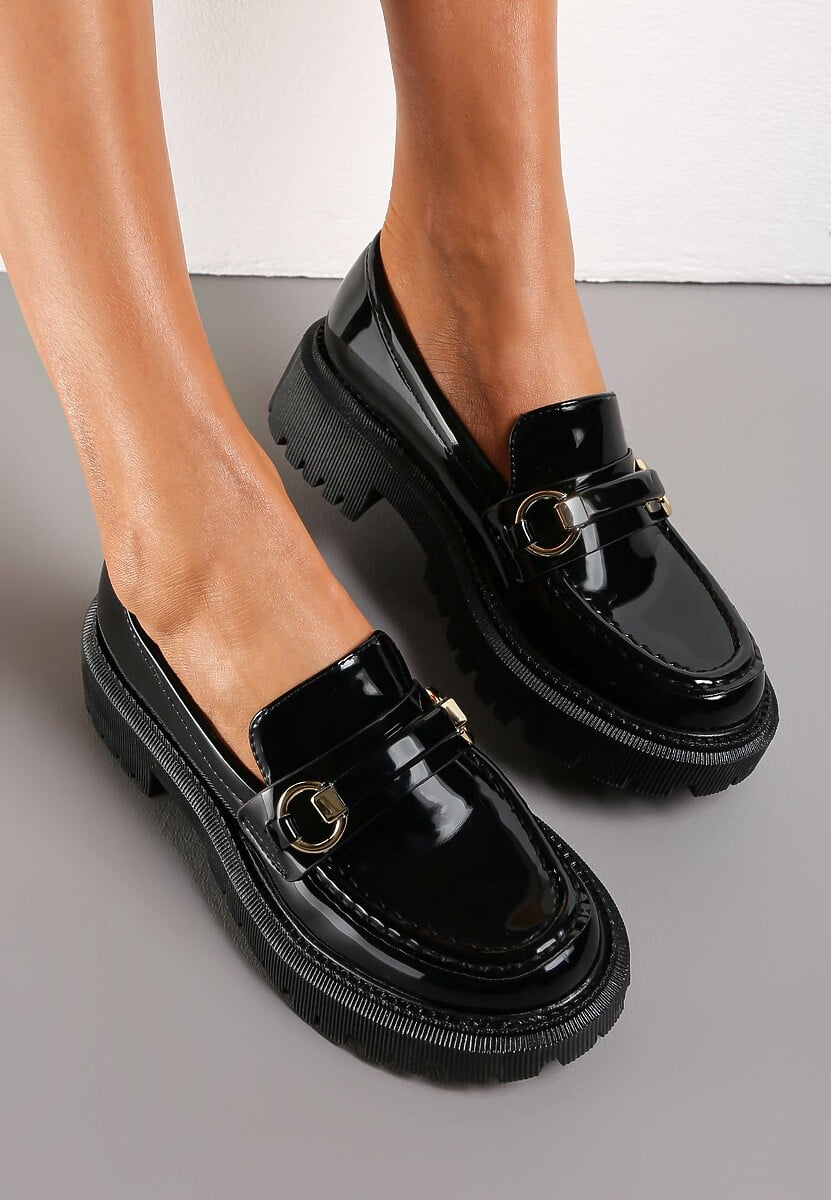 Czarne Lakierowane Mokasyny z Ekoskóry Ozdobione Metalowymi Wstawkami Calese