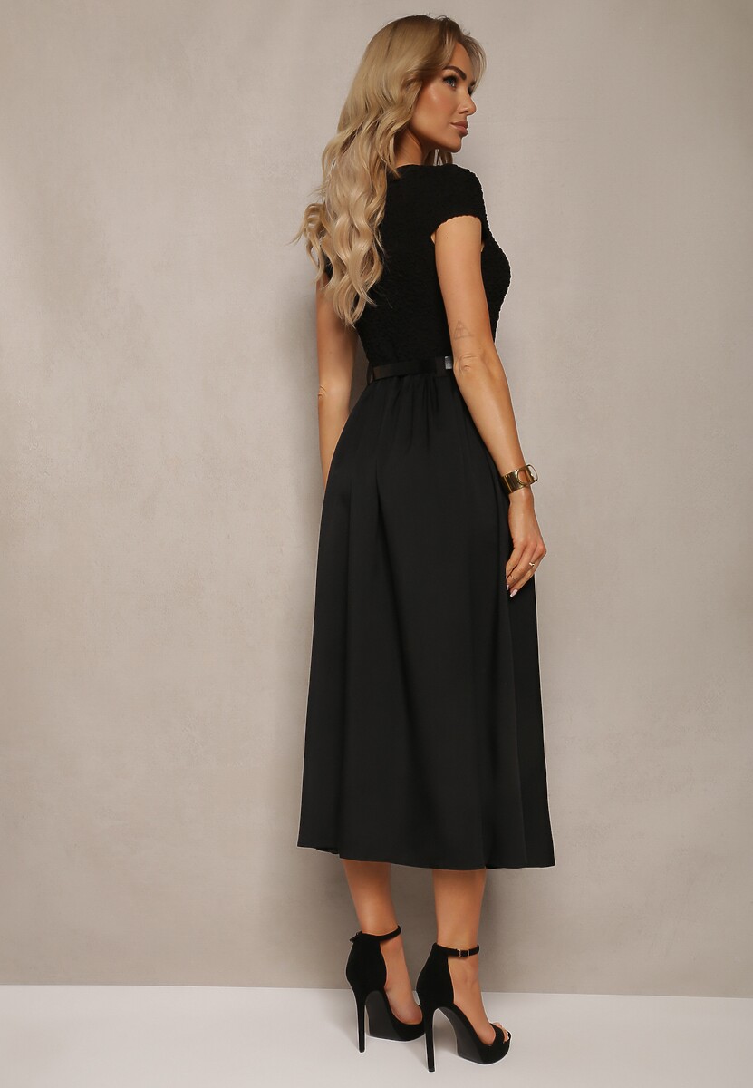 Czarna Sukienka o Rozkloszowanym Kroju z Krótkim Rękawem i Paskiem z Ekoskóry Frinna