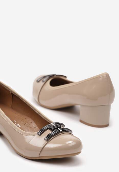 Beżowe Czółenka na Słupku z Metalową Aplikacją i Wkładką ze Skóry Naturalnej Risasa