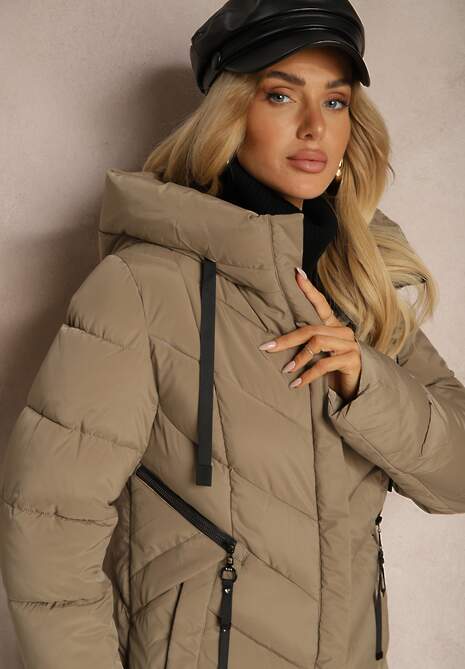Beżowa Długa Kurtka z Pikowanymi Przeszyciami i Kapturem Ozdobiona Suwakami Hedirae
