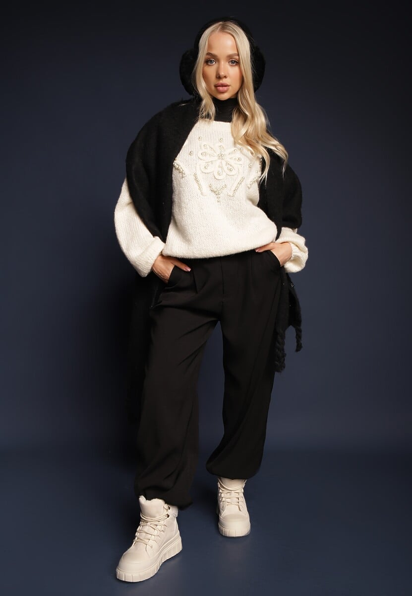 Beżowy Sweter o Pudełkowym Kroju z Kwiatową Aplikacją Zdobioną Perełkami Hedilie