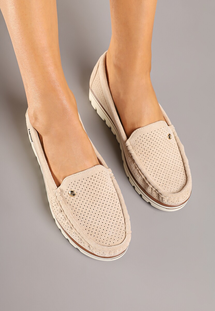 Beżowe Mokasyny z Metaliczną Ozdobą i Perforacją Zairina