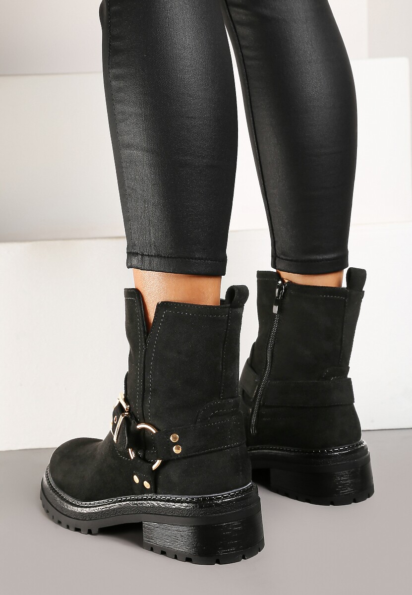Czarne Botki w Motocyklowym Stylu z Ekozamszu z Ozdobną Klamrą przy Cholewce Ninnaria