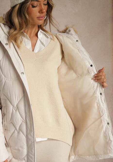 Biała Kurtka z Pikowanymi Przeszyciami i Kapturem z Futerkiem Olarissa