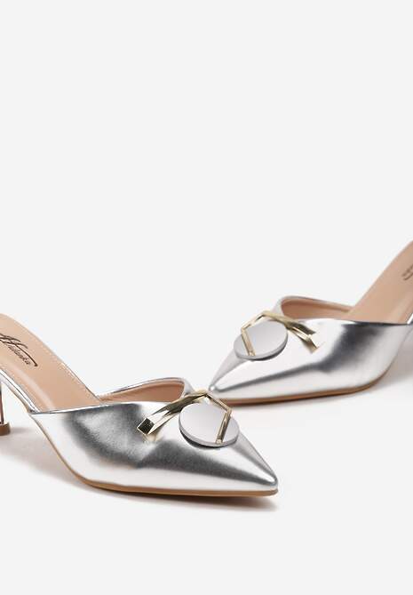 Srebrne Klapki na Niskiej Szpilce z Metaliczną Aplikacją Freeama