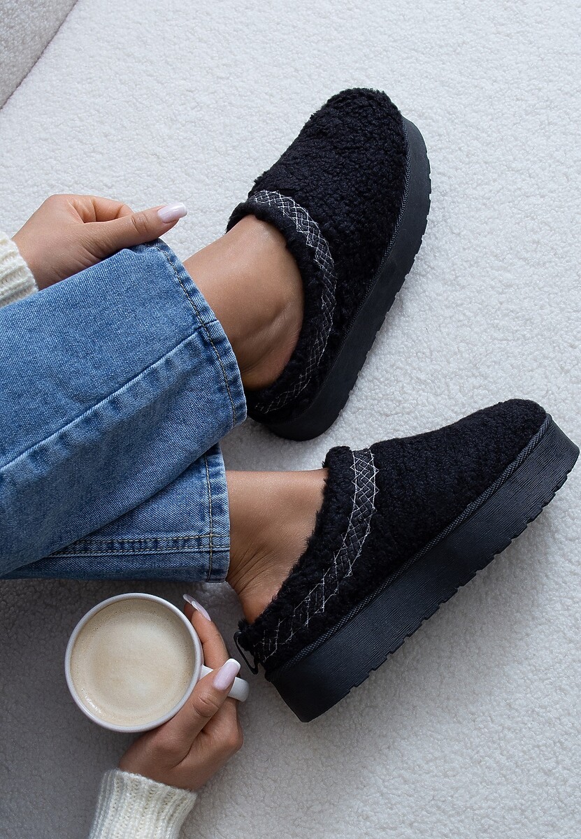 Czarne Kapcie na Platformie z Ozdobną Lamówką Topora