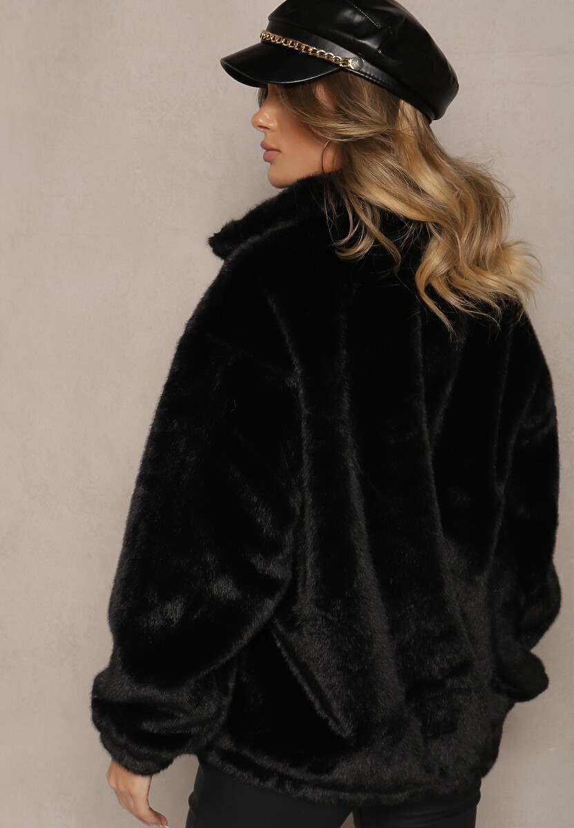 Czarna Kurtka z Miękkiego Futerka Ozdobiona Naszytym Sercem Zozimara