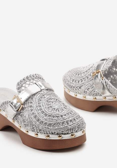 Srebrne Klapki w Stylu Chodaków z Ażurową Cholewką na Słupku i Platformie Ozdobione Nitami Traivea
