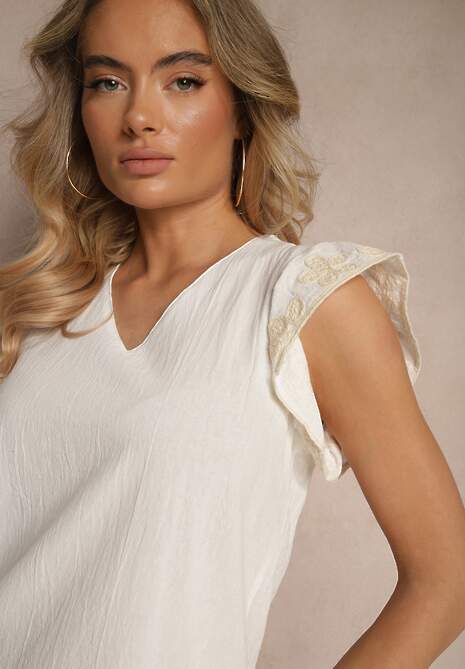 Biała Bawełniana Bluzka z Falbanką Przy Ramionach Ozdobioną Haftem Helabina