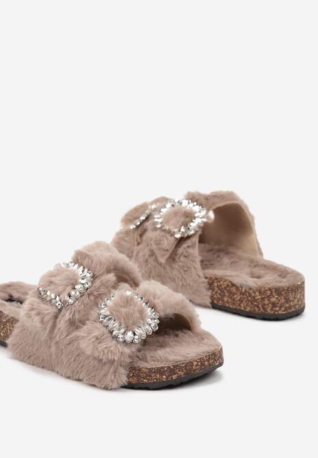 Beżowe Kapcie na Płaskiej Podeszwie z Futerkiem Cyrkoniami i Klamrami z Regulacją Arvela