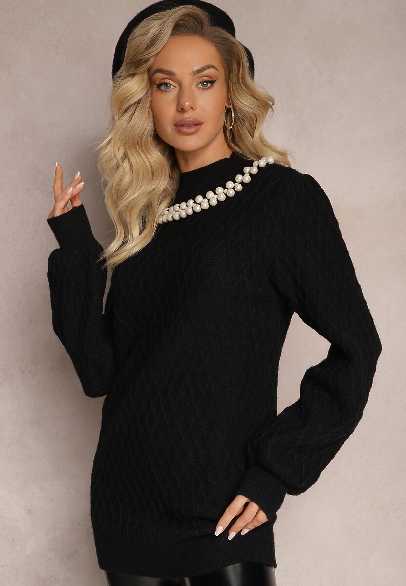 Czarny Sweterkowy Golf w Romby z Bufiastymi Rękawami i Perełkowym Naszyjnikiem Ravalia