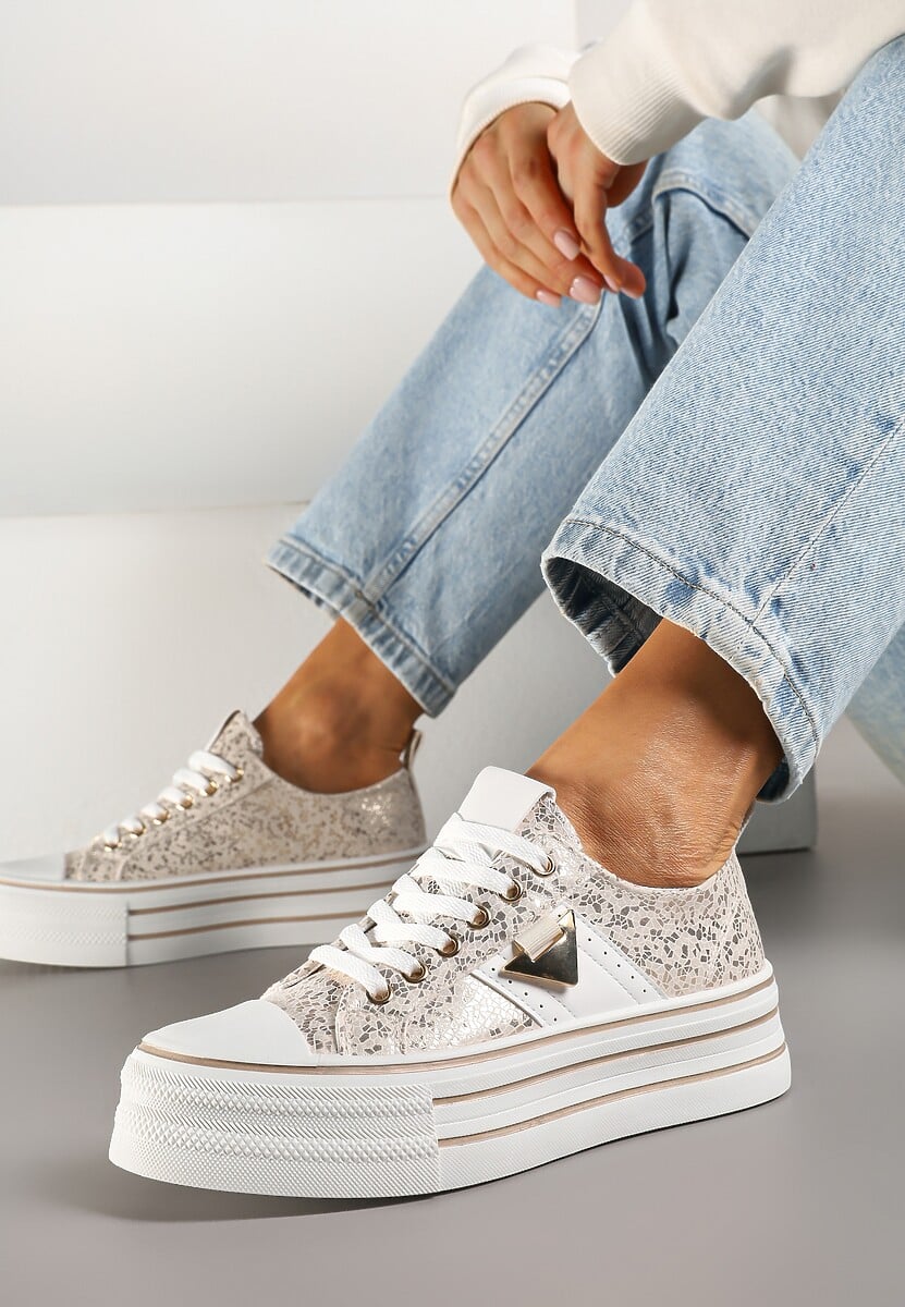 Złote Trampki na Platformie Ozdobione Metaliczną Aplikacją Telanoreta